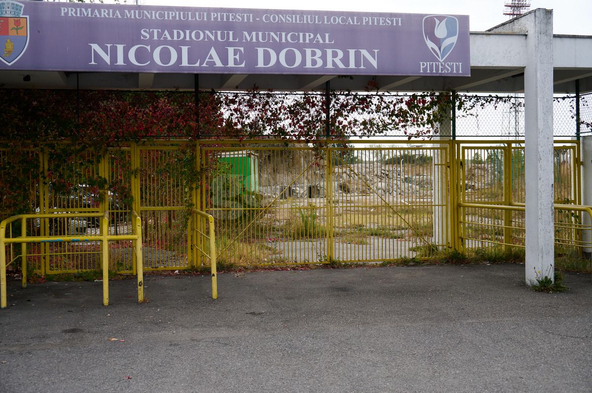 Vizită pe șantierul viitoarei arene de 100 de milioane de euro de la Pitești » Tribunele au fost demolate, urmează să fie pusă la pământ „oficiala”