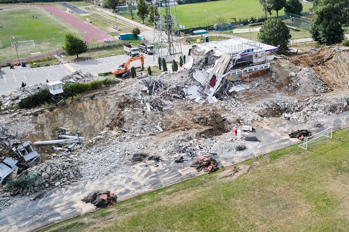 Vizită pe șantierul viitoarei arene de 100 de milioane de euro de la Pitești » Tribunele au fost demolate, urmează să fie pusă la pământ „oficiala”