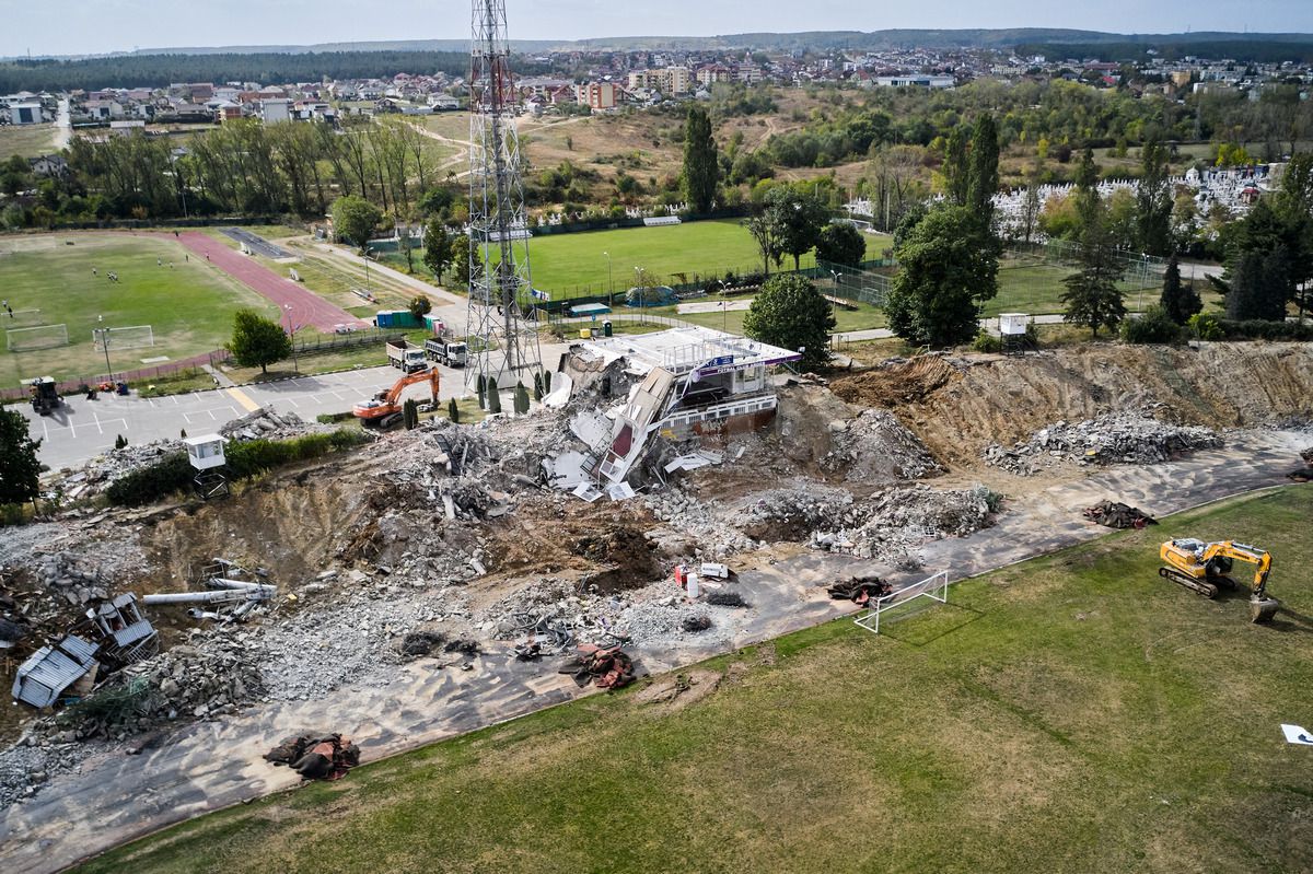 Vizită pe șantierul viitoarei arene de 100 de milioane de euro de la Pitești » Tribunele au fost demolate, urmează să fie pusă la pământ „oficiala”