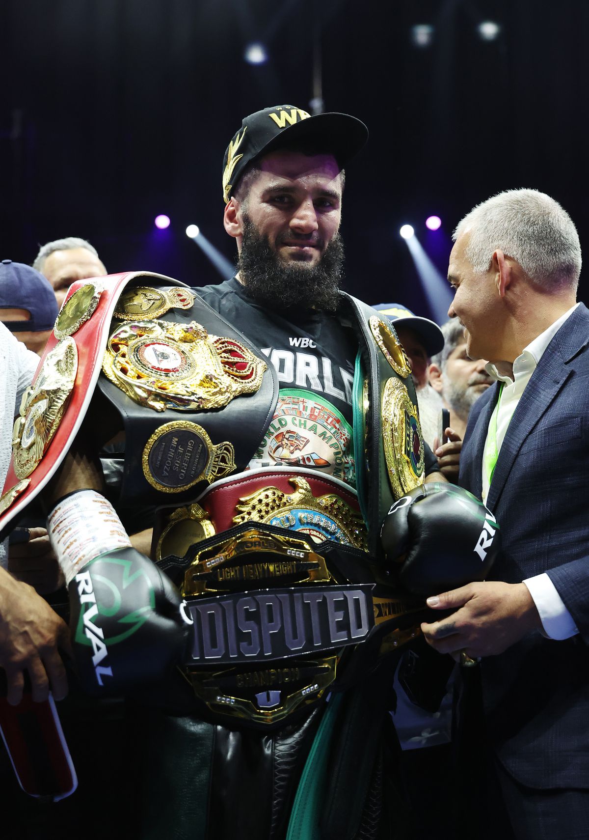 BESTIE! Artur Beterbiev l-a doborât pe Dmitry Bivol și a devenit primul campion absolut la semigrea, în 25 de ani! Controversă la final în meciul anului: „E dezgustător ce ați făcut!”