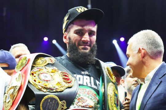 Artur Beterbiev (39 de ani) a devenit campionul absolut la box, categorie semigrea, foto: Guliver/gettyimages