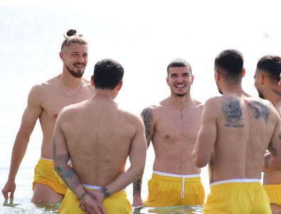 Imagini tari cu fotbaliștii naționalei în Marea Mediterană! Distracție cu ...