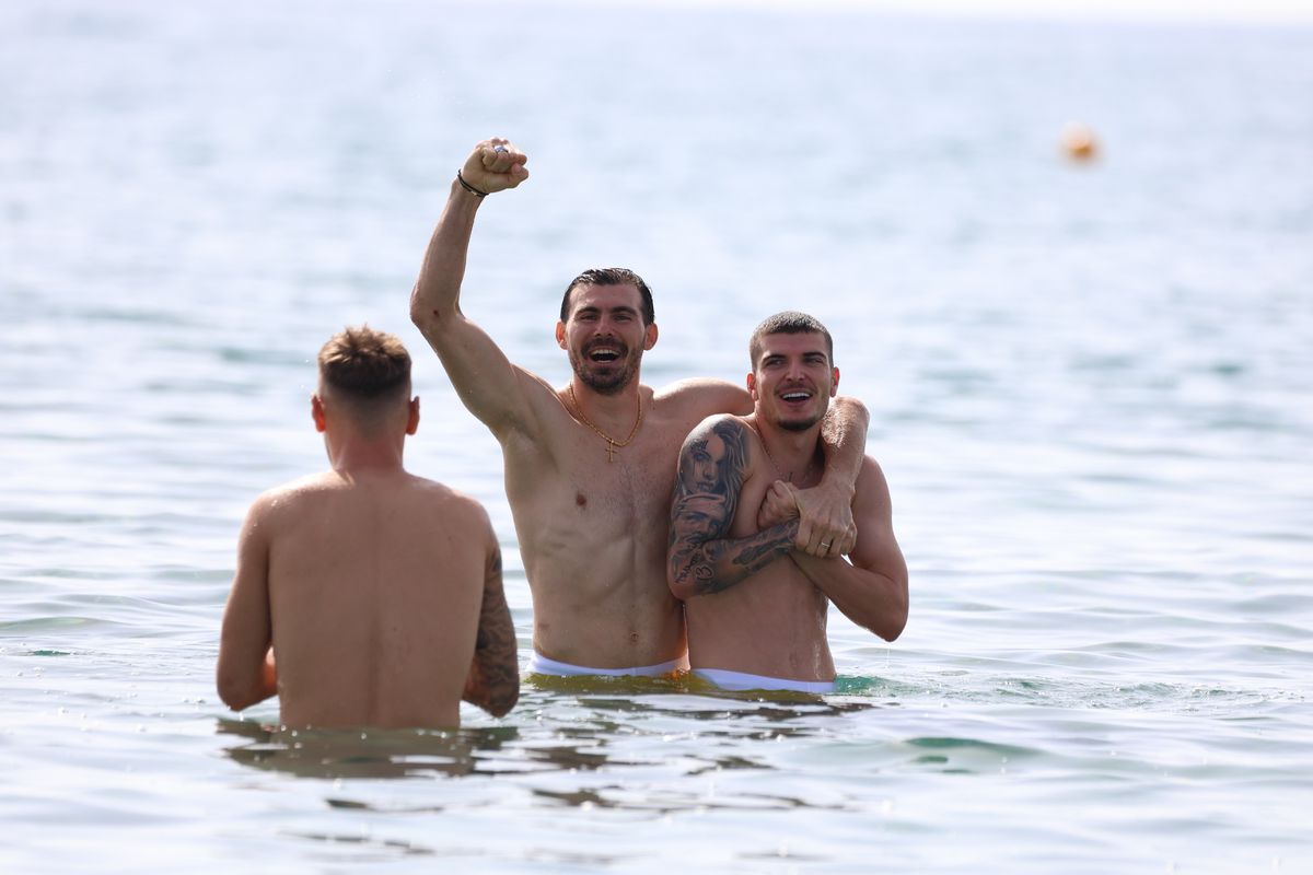 Imagini tari cu fotbaliștii naționalei în Marea Mediterană! Distracție cu Drăgușin, Man, Mihăilă și Niță: așa nu au mai fost văzuți până acum