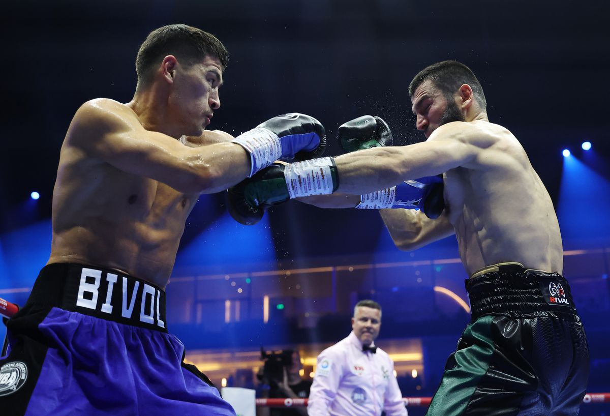 BESTIE! Artur Beterbiev l-a doborât pe Dmitry Bivol și a devenit primul campion absolut la semigrea, în 25 de ani! Controversă la final în meciul anului: „E dezgustător ce ați făcut!”