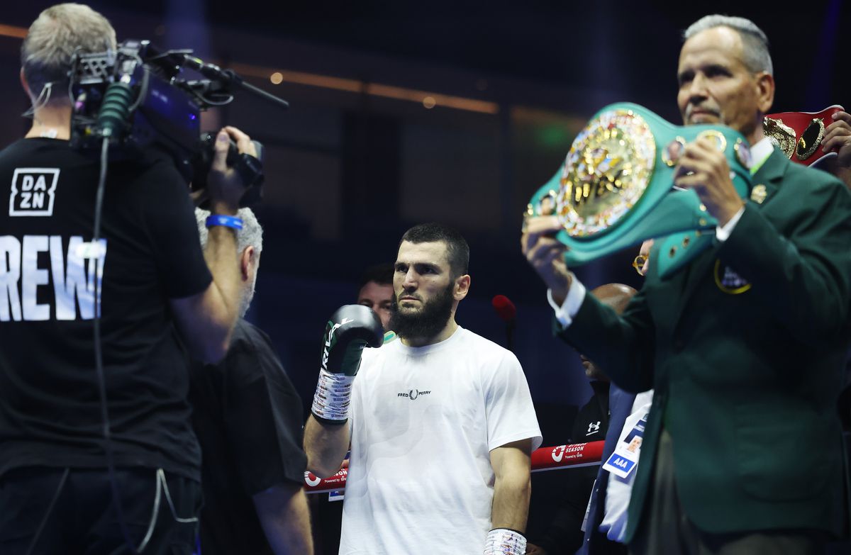 BESTIE! Artur Beterbiev l-a doborât pe Dmitry Bivol și a devenit primul campion absolut la semigrea, în 25 de ani! Controversă la final în meciul anului: „E dezgustător ce ați făcut!”