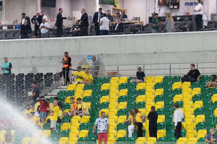 Gheorghe Hagi a stat în tribuna din faţa lojei în care se aflau oficialii FRF FOTO: Ionuţ Iordache (GSP)