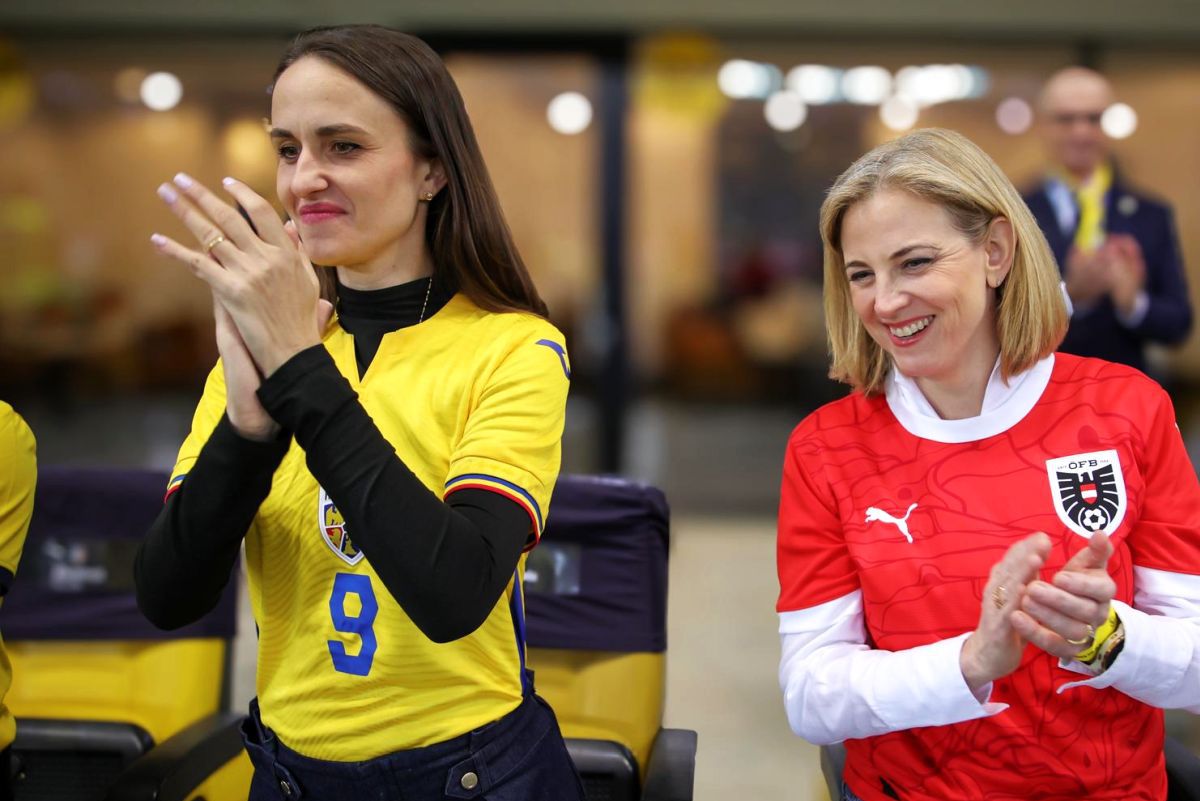 Bilaterală la oficială » Iată cine au fost politicienii surprinși în tribune la România - Austria