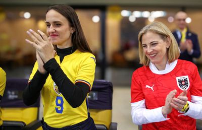 Bilaterală la oficială » Iată cine au fost politicienii surprinși în tribune la România - Austria