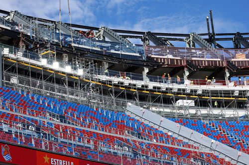 Lucrările de construcție la noul Spotify Camp Nou trebuiau să fie finalizate la prima fază în urmă cu un an