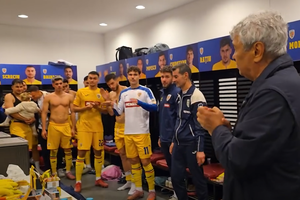 Imagini tari din vestiarul tricolorilor cu discursul lui Mircea Lucescu după victoria cu Austria: „Băi, băieți, sunteți inteligenți!”