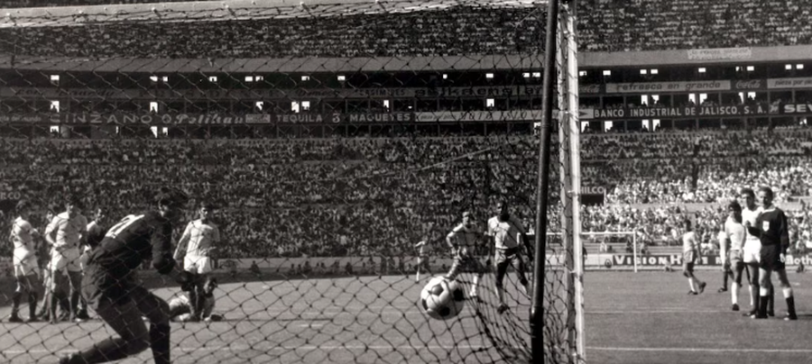 foto: Pele marcând în poarta României, Guadalajara, 1970, 3-2 pentru Brazilia / FIFA Plus Ultima șansă pentru Mondial trece prin Mexic » Unde vor avea loc play-off-urile intercontinentale