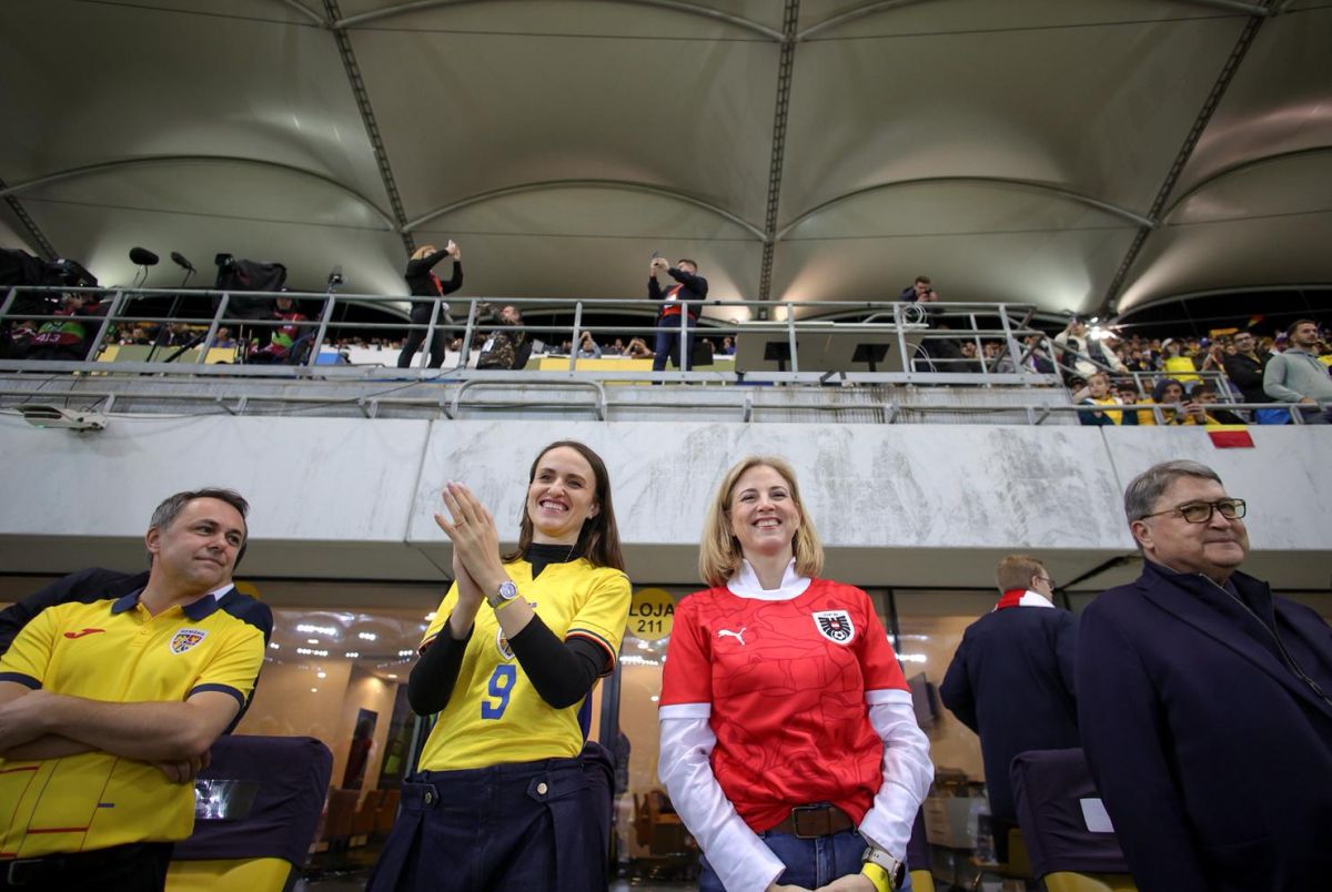 Bilaterală la oficială » Iată cine au fost politicienii surprinși în tribune la România - Austria