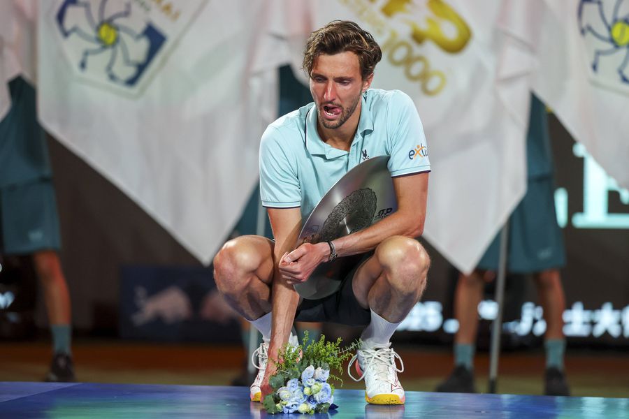 Arthur Rinderknech a fost extrem de obosit după finală FOTO Imago Images Arthur Rinderknech, învinsul din finala verilor de la Shanghai: „Vom vorbi despre acest moment când vom fi doi bătrâni de 80 de ani ” + mama monegascului a dezvăluit detalii din copilăria celor doi