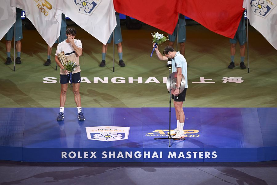 Arthur Rinderknech și Valentin Vacherot la festivitatea de premiere când emoțiile su fost vizibile FOTO Imago Images Arthur Rinderknech, învinsul din finala verilor de la Shanghai: „Vom vorbi despre acest moment când vom fi doi bătrâni de 80 de ani ” + mama monegascului a dezvăluit detalii din copilăria celor doi