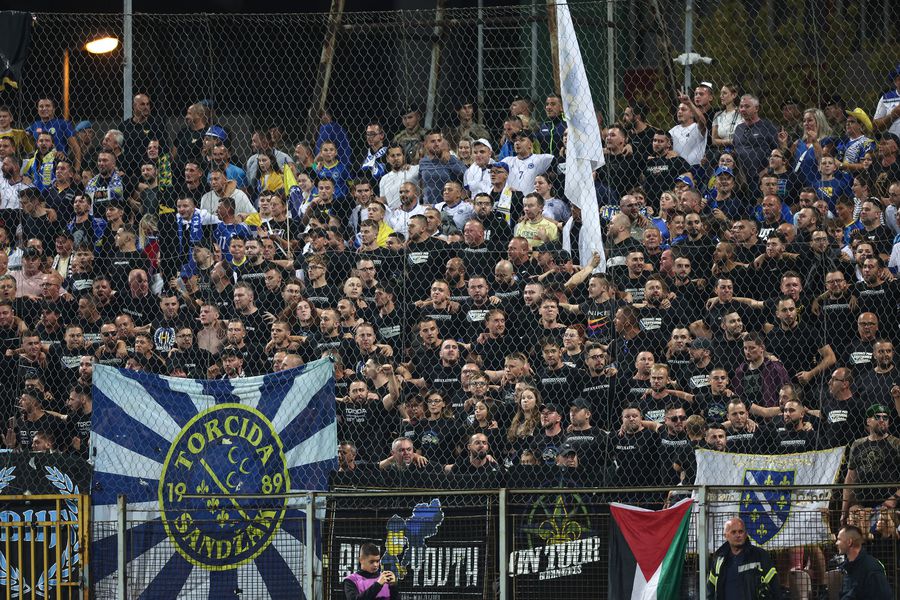 Fanii Bosniei anunță o atmosferă incendiară la meciul cu România. Foto: Imago Totul despre finala din Bosnia pentru fanii români: cât costă biletele, variante de călătorie la Zenica, prețuri la cazări și restaurante, obiective turistice » Interes enorm: meciul e deja sold out!