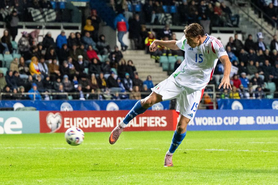 Francesco Pio Esposito, în meciul Estonia - Italia 1-3 / Foto: Imago „Copilul” lui Chivu va fi recompensat după primul gol la națională » Pe cine a refuzat Inter pentru Pio Esposito!