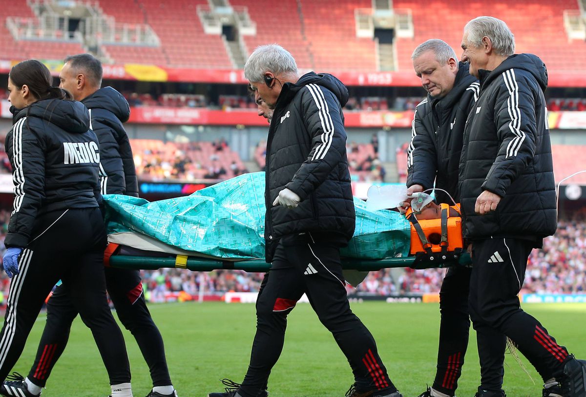 Meci suspendat 10 minute! Imagini dramatice pe gazon: a avut nevoie de mască de oxigen