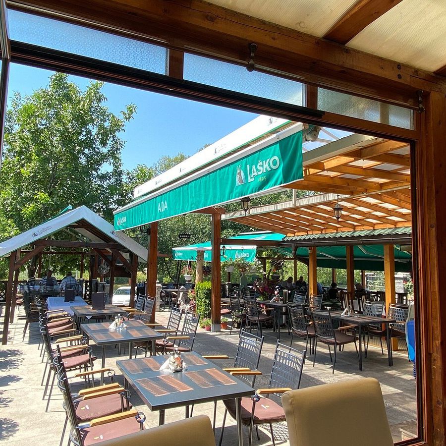 La restaurantele din Zenica, fanii români vor găsi prețuri decente. Foto: tripadvisor.com Totul despre finala din Bosnia pentru fanii români: cât costă biletele, variante de călătorie la Zenica, prețuri la cazări și restaurante, obiective turistice » Interes enorm: meciul e deja sold out!