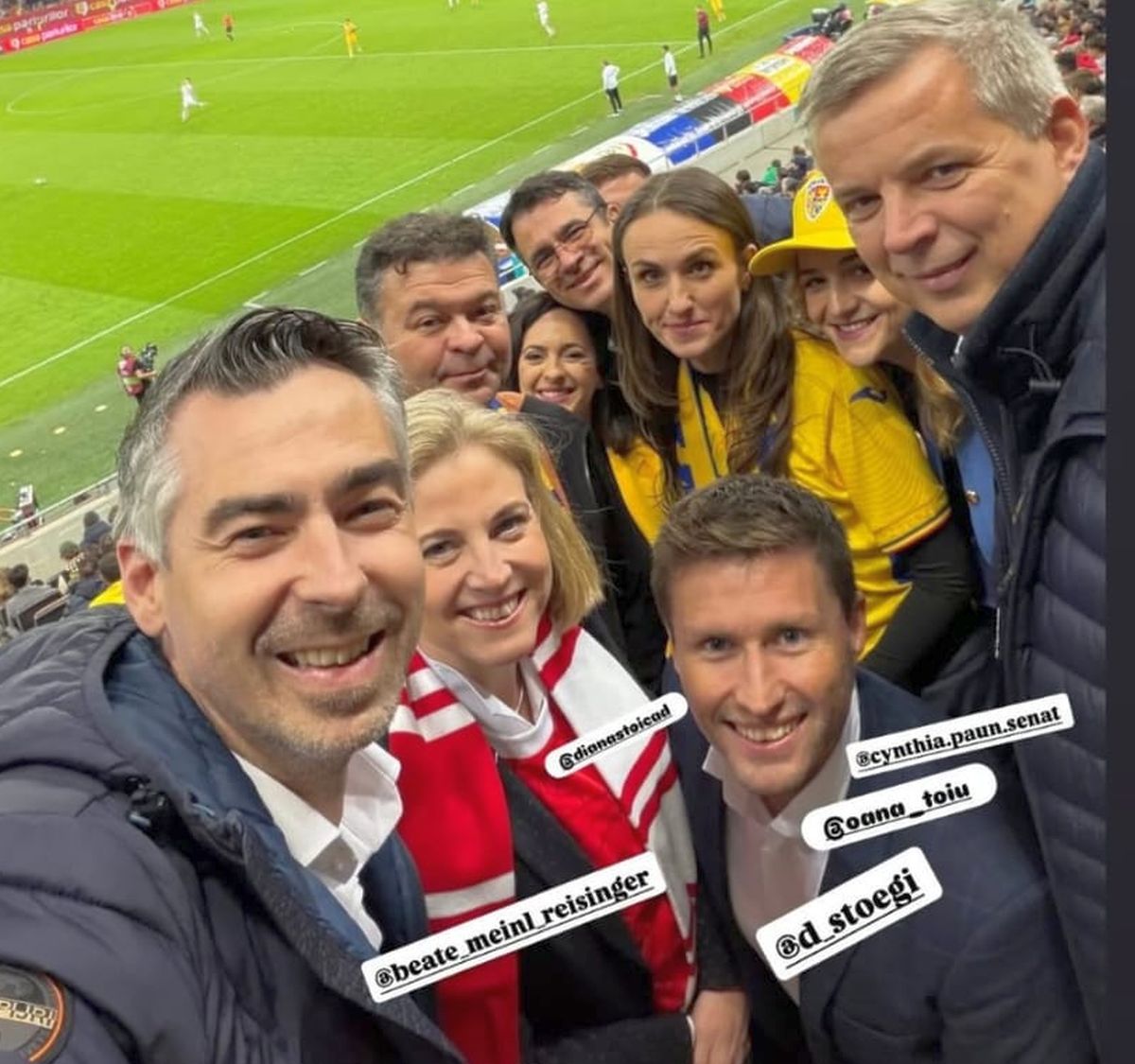 Bilaterală la oficială » Iată cine au fost politicienii surprinși în tribune la România - Austria