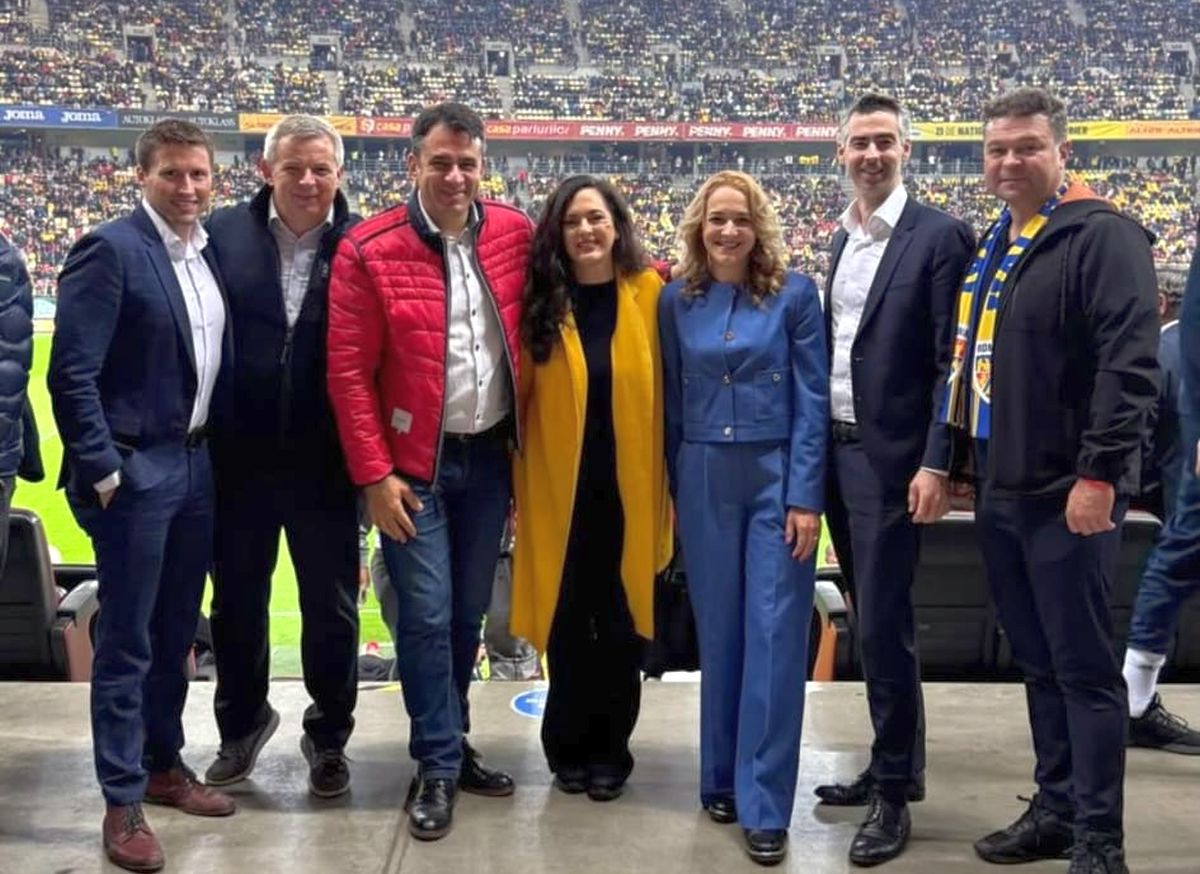 Bilaterală la oficială » Iată cine au fost politicienii surprinși în tribune la România - Austria