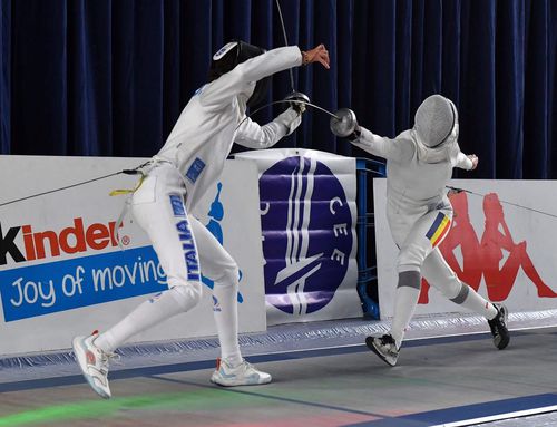 Johanna Kurtinecz (dreapta), la concursul de la Napoli /  Foto: Federația Română de Scrimă