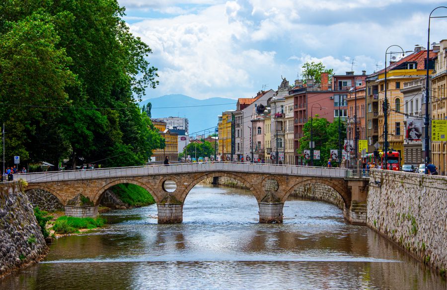 Podul Latin din Sarajevo e locul unde a fost asasinat arhiducele Franz Ferdinand, act criminal care a dus la declanșarea Primului Război Mondial. Foto: Imago Totul despre finala din Bosnia pentru fanii români: cât costă biletele, variante de călătorie la Zenica, prețuri la cazări și restaurante, obiective turistice » Interes enorm: meciul e deja sold out!