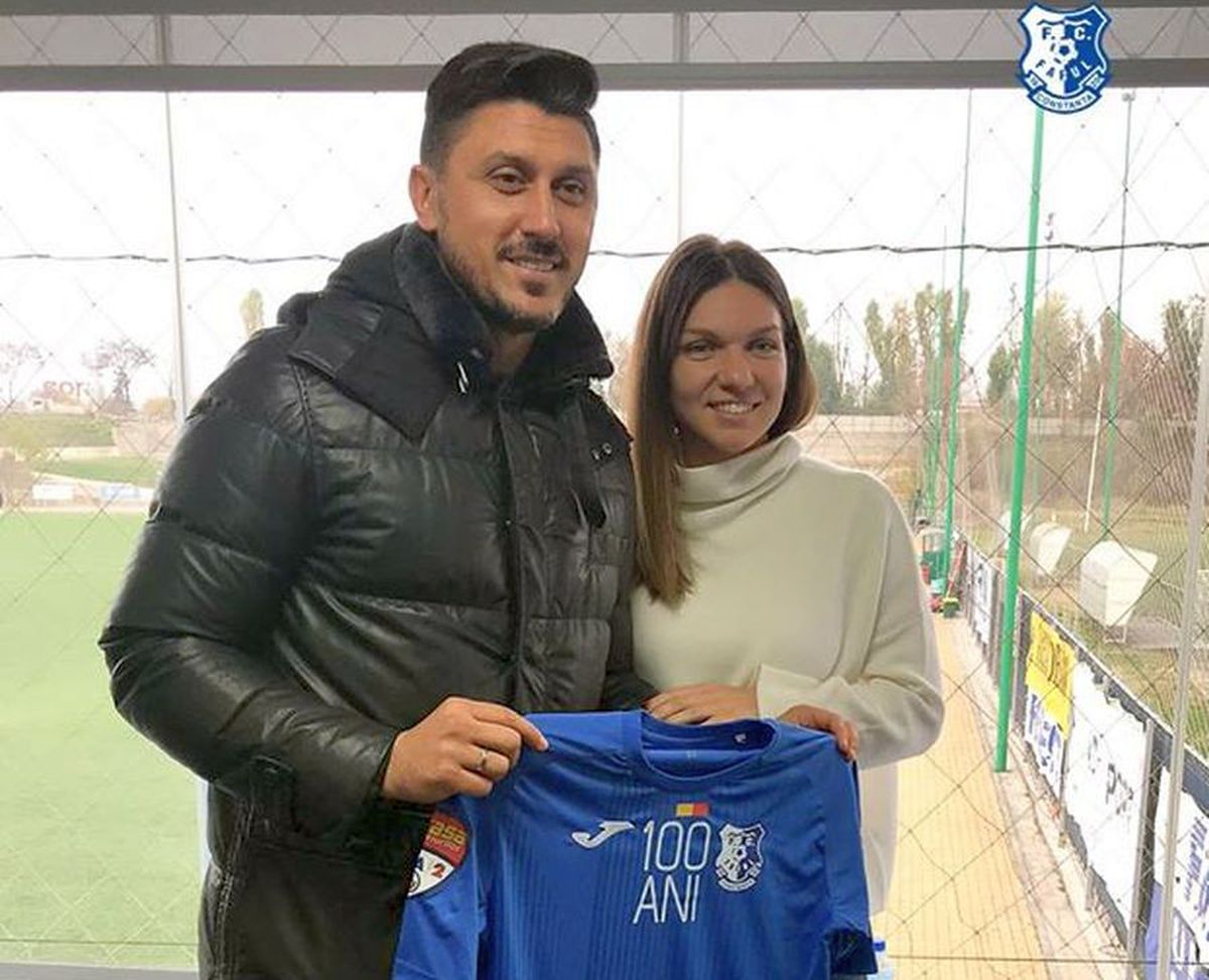 FOTO Simona Halep asistă la un meci de Liga 2 din România » Ce cadou a primit campioana de la Wimbledon