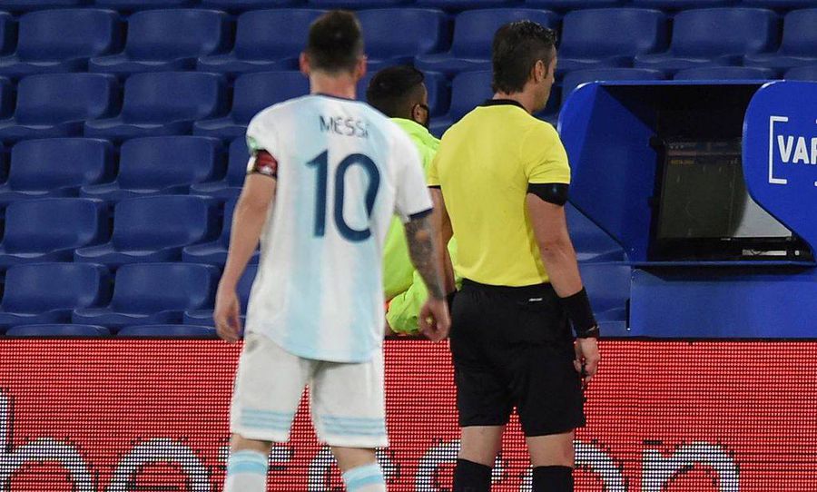VIDEO Scandal uriaș pe „Bombonera” în Argentina - Paraguay » Leo Messi, izbucnire nervoasă: „De două ori te-ai c*** pe noi!”