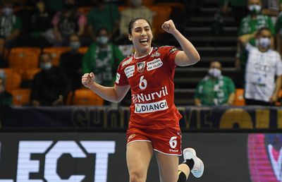 Buducnost - SCM Rm. Vâlcea » Vâlcea joacă fără 6 jucătoare de bază la Podgorica! Nici antrenorul Florentin Pera nu va fi pe bancă!