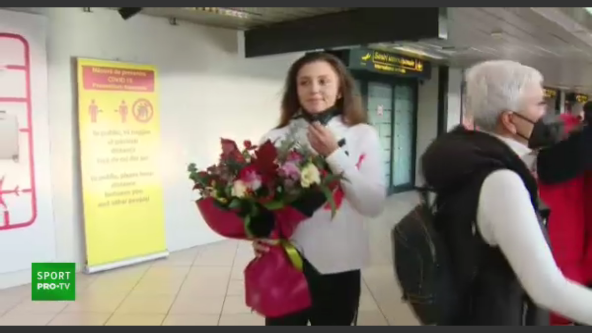 FOTO Jaqueline Cristian, așteptată de iubit la revenirea în România 13.11.2021