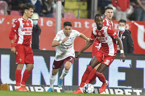 Michel Espinosa (#30), urmărit de Antonio Sefer în Dinamo - Rapid 1-1 // foto: Imago Images