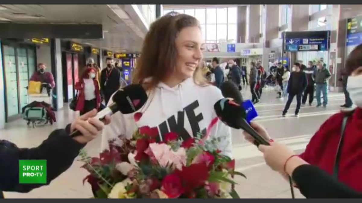 FOTO Jaqueline Cristian, așteptată de iubit la revenirea în România 13.11.2021