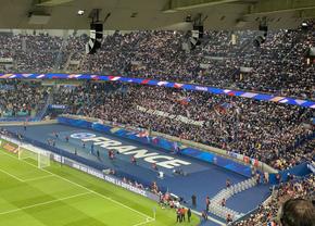 Moment impresionant pe Parc des Princes: „La Marseillaise” a răsunat a cappella, la 6 ani de la atacurile teroriste din Paris
