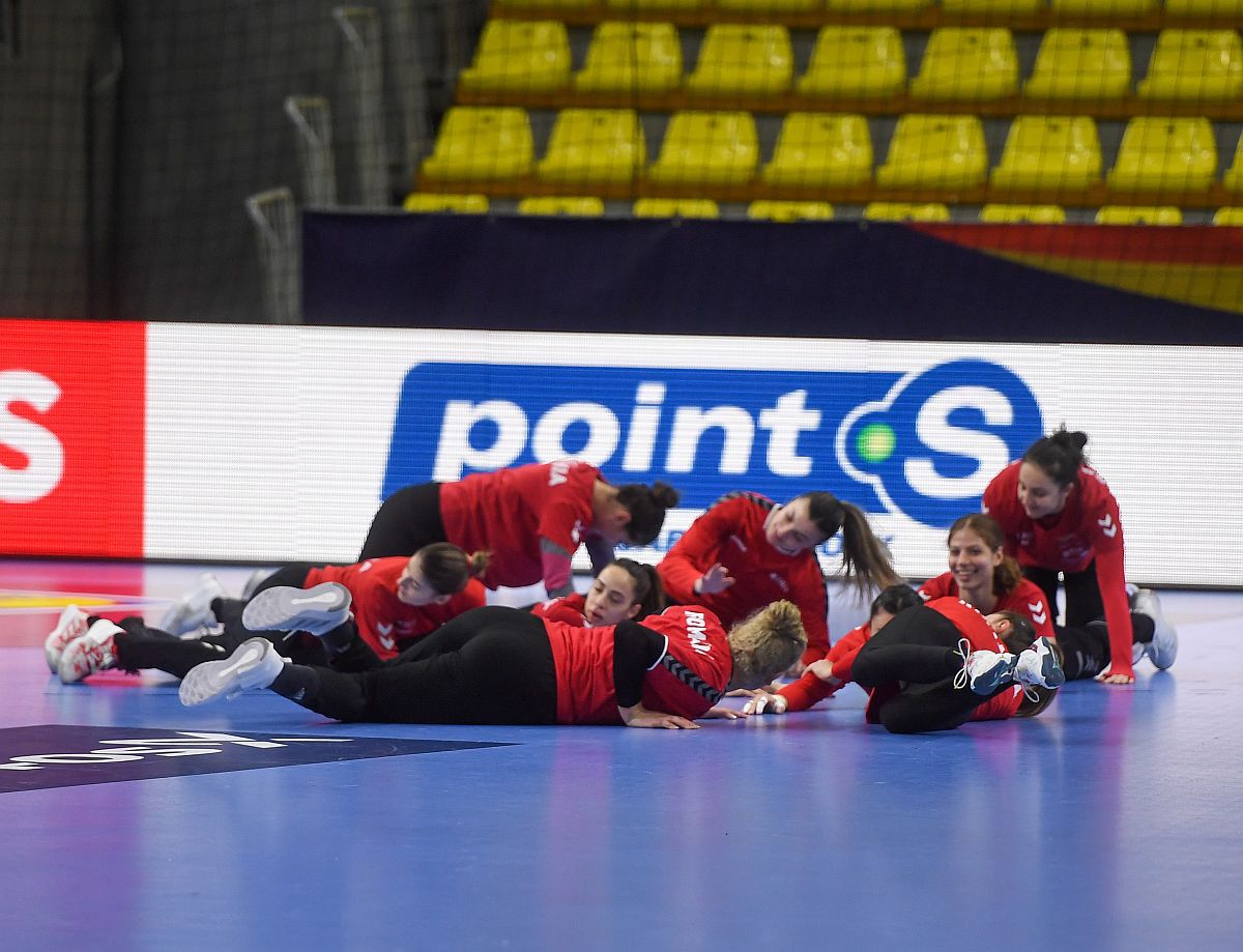 Probleme pentru naționala României: „Crina Pintea a fost foarte răcită, Lorena Ostase are fisură la deget”