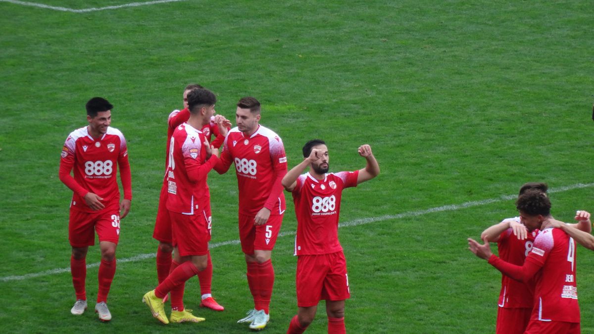 6 detalii de la Dinamo - Dumbrăvița: s-a schimbat playlistul din vestiar, rezervele au făcut hora bucuriei + ce le-au cerut fanii jucătorilor la final