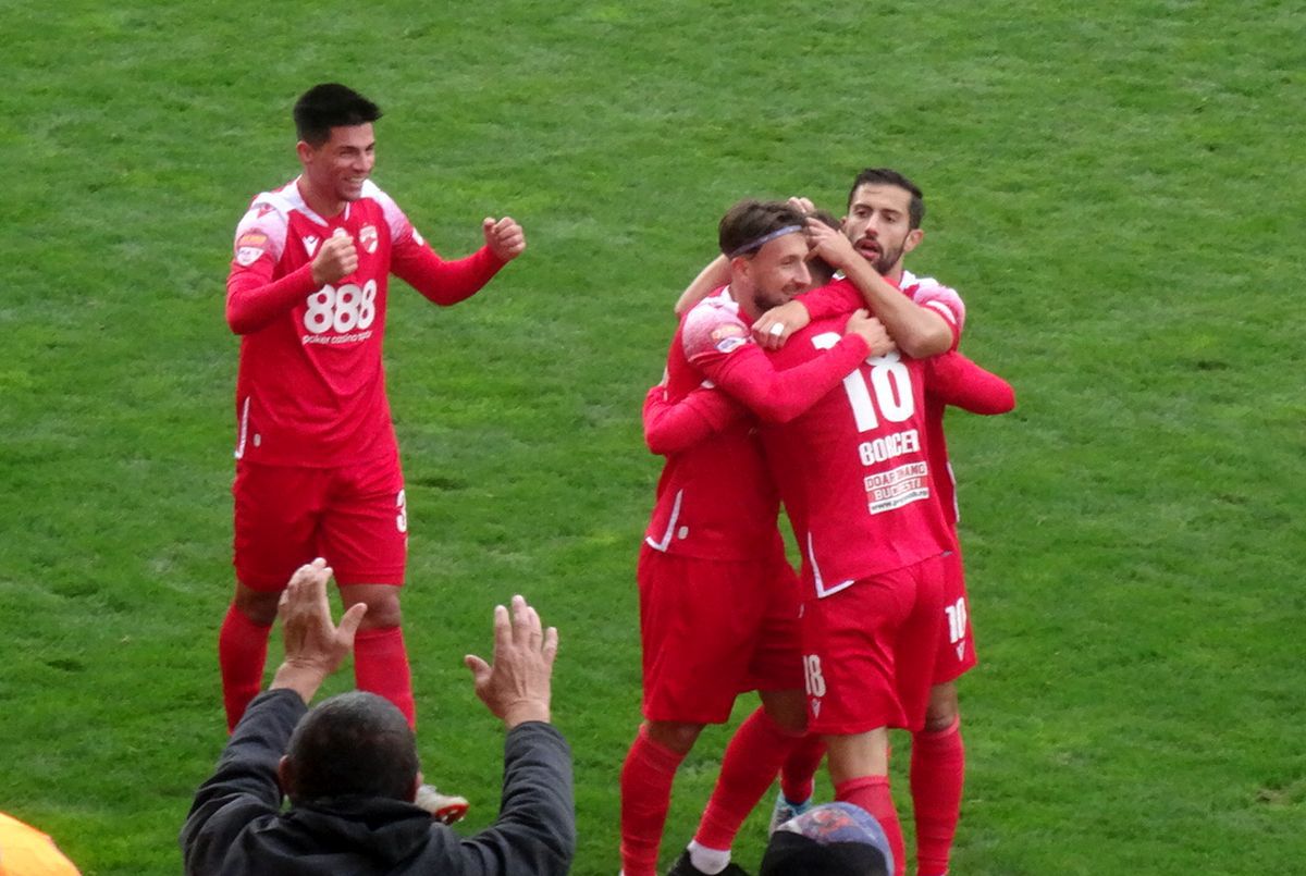 6 detalii de la Dinamo - Dumbrăvița: s-a schimbat playlistul din vestiar, rezervele au făcut hora bucuriei + ce le-au cerut fanii jucătorilor la final