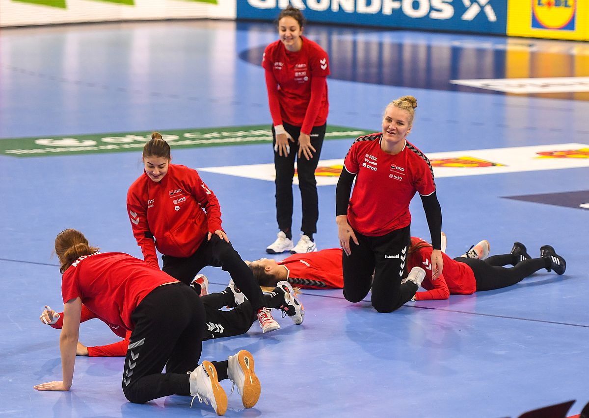 Probleme pentru naționala României: „Crina Pintea a fost foarte răcită, Lorena Ostase are fisură la deget”