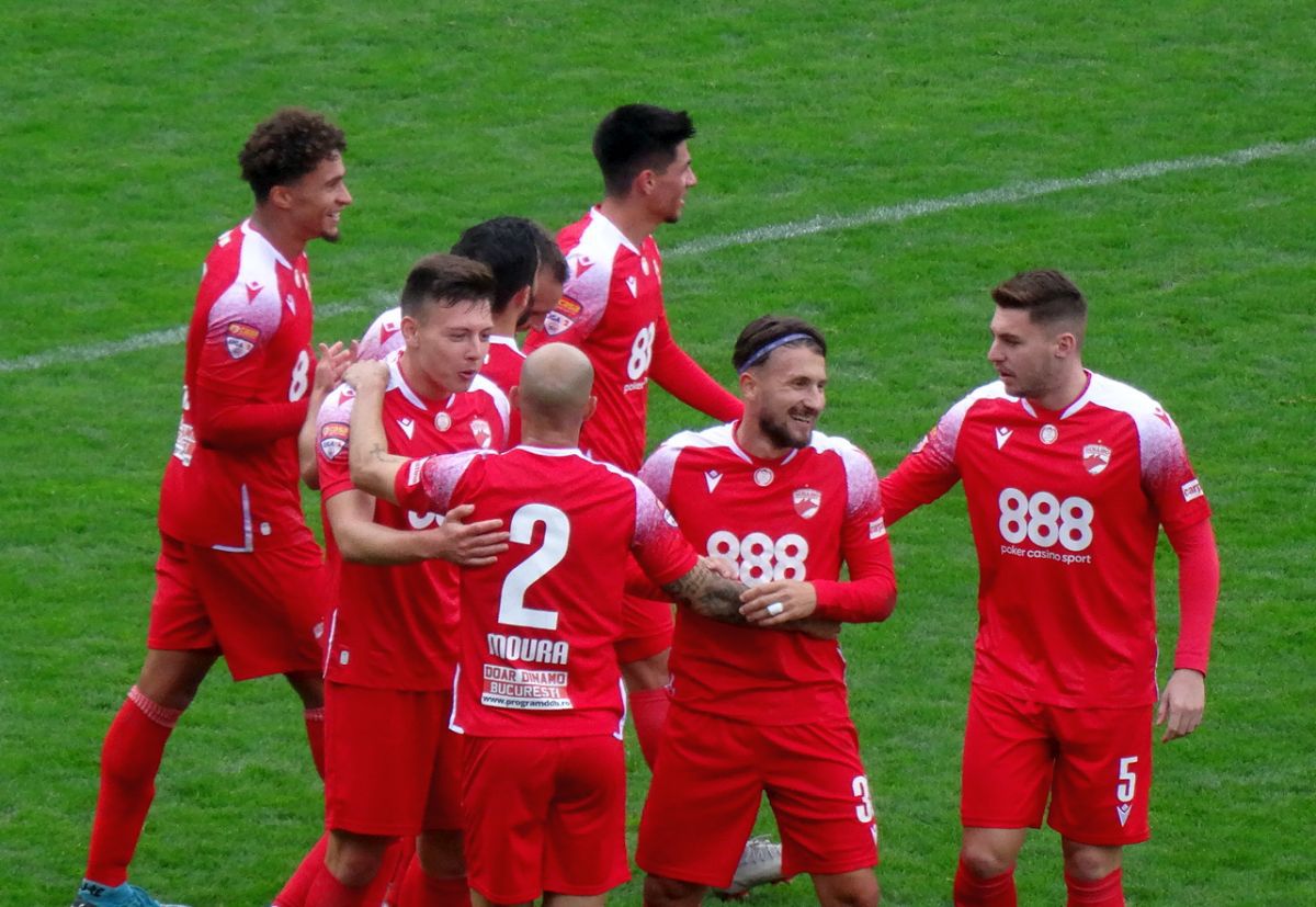 6 detalii de la Dinamo - Dumbrăvița: s-a schimbat playlistul din vestiar, rezervele au făcut hora bucuriei + ce le-au cerut fanii jucătorilor la final