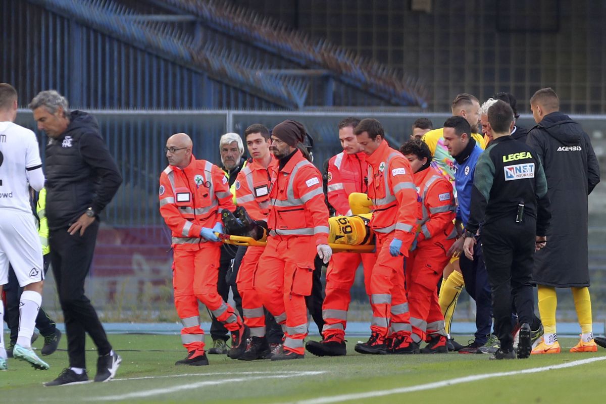 Un fotbalist din Serie A a suferit o accidentare horror și ratează Mondialul din Qatar: imagini dure