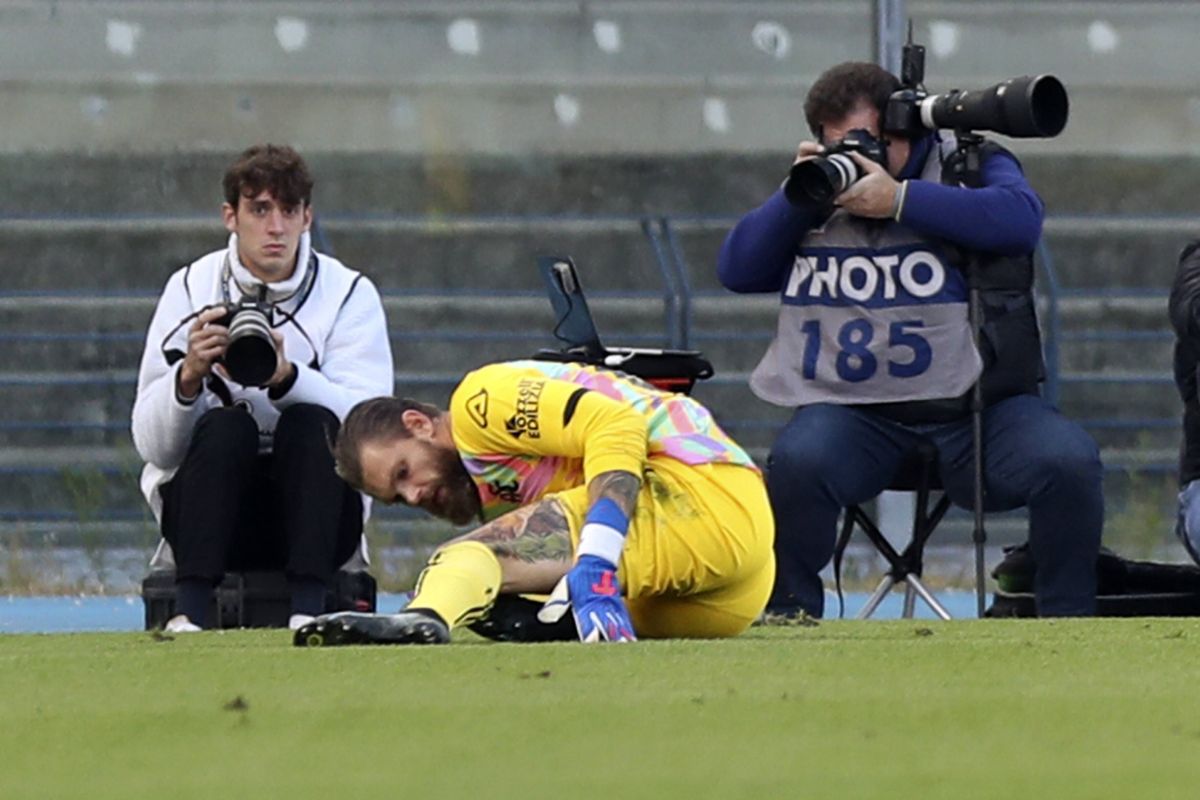 Un fotbalist din Serie A a suferit o accidentare horror și ratează Mondialul din Qatar: imagini dure