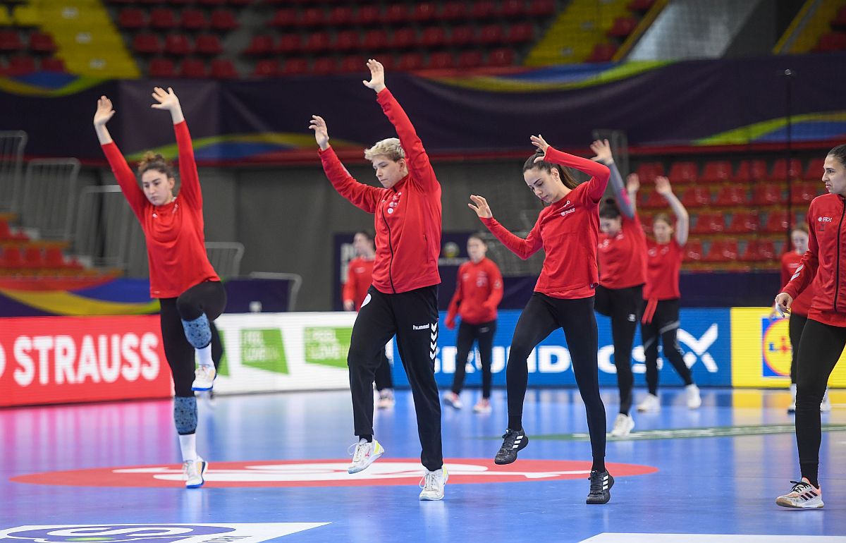 Probleme pentru naționala României: „Crina Pintea a fost foarte răcită, Lorena Ostase are fisură la deget”