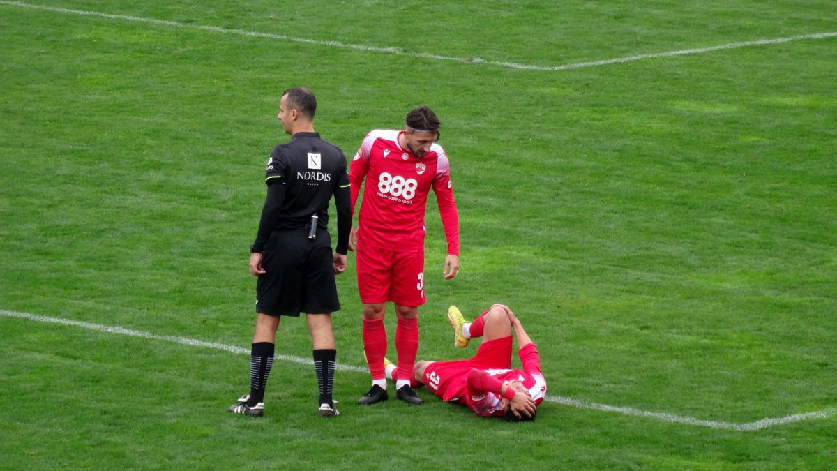 6 detalii de la Dinamo - Dumbrăvița: s-a schimbat playlistul din vestiar, rezervele au făcut hora bucuriei + ce le-au cerut fanii jucătorilor la final