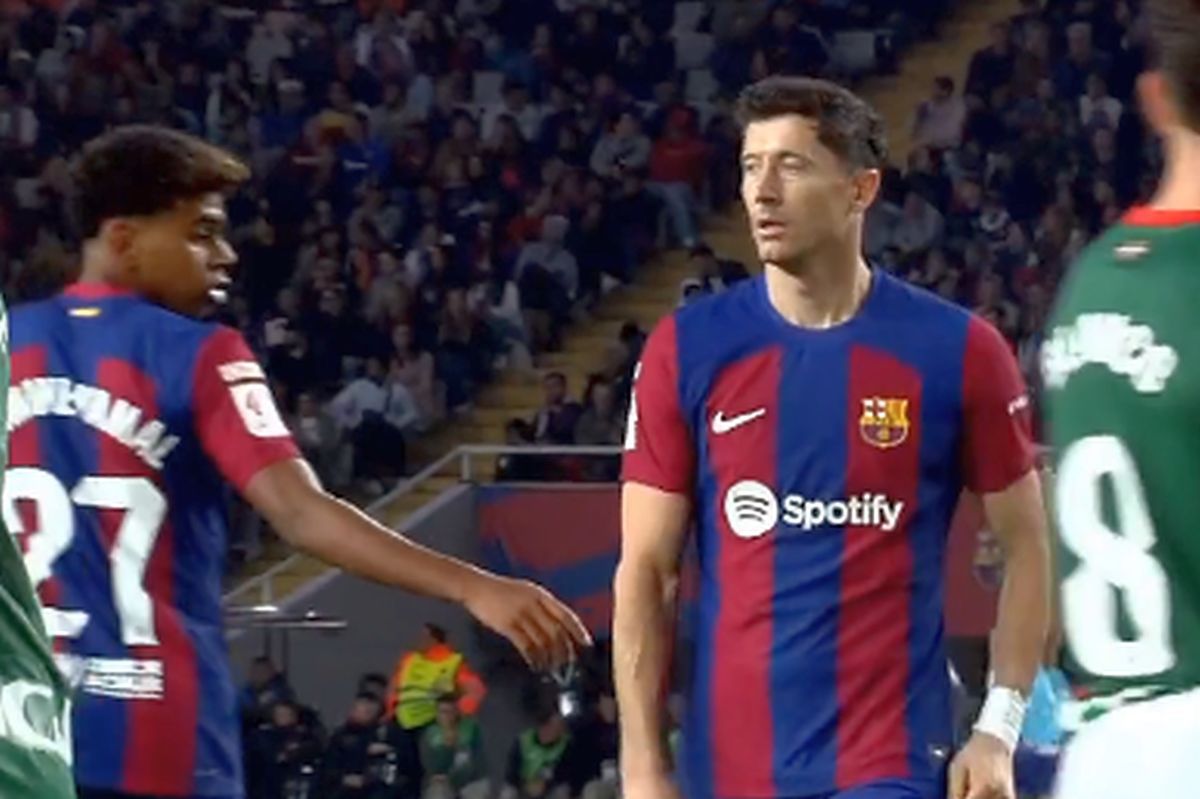 „Fractură” blaugrana? Lewandowski l-a lăsat cu mâna întinsă pe puștiul de 16 ani