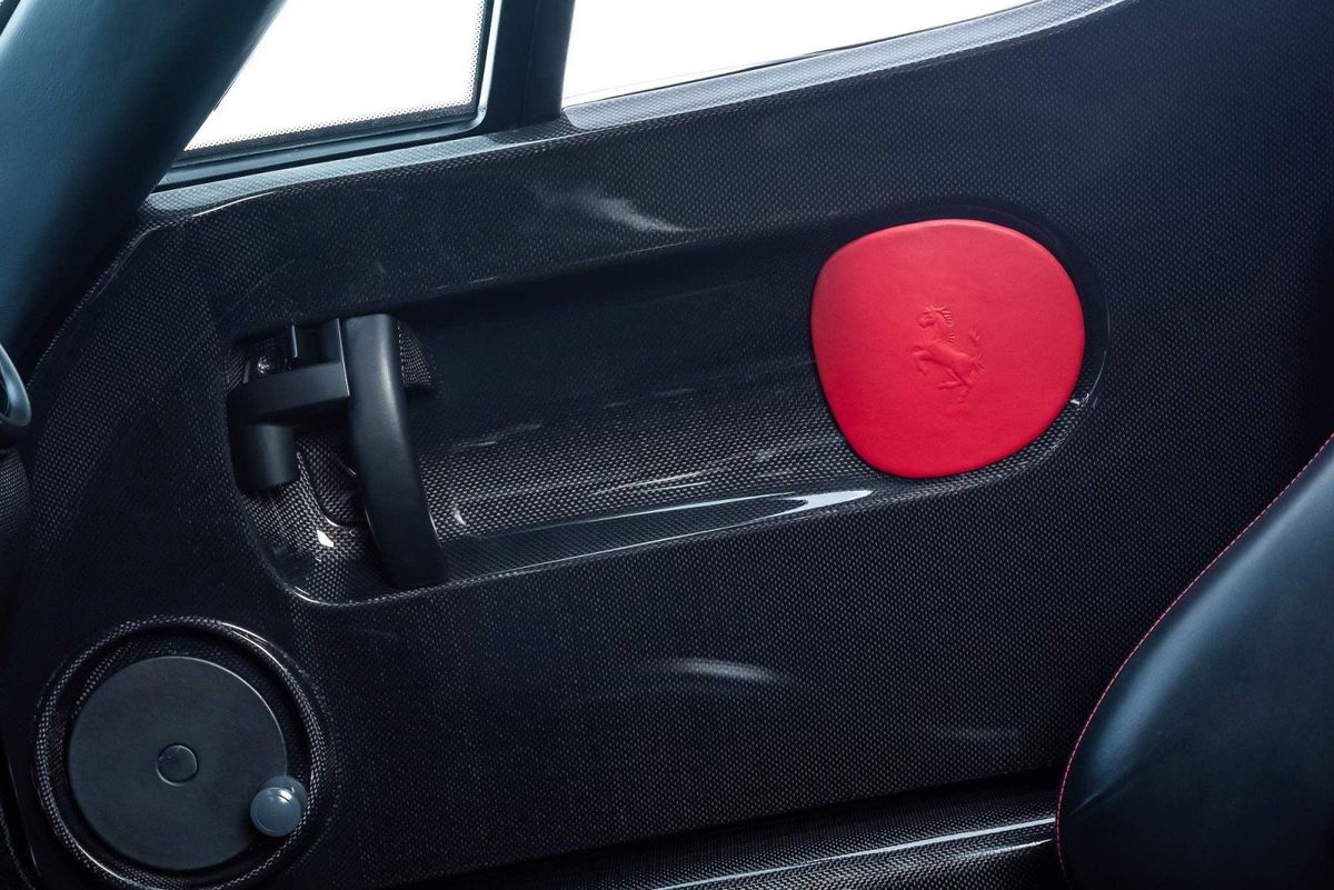 Ferrari Enzo, ediție limitată semnată de piloții Michael Schumacher și Rubens Barrichello