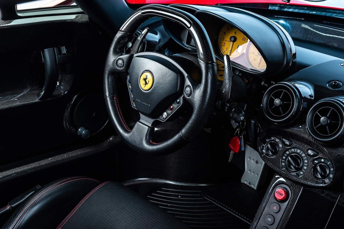 Ferrari Enzo, ediție limitată semnată de piloții Michael Schumacher și Rubens Barrichello