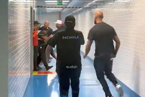 Alessandro Nunes (44 de ani), directorul sportiv al oaspeților, a încercat să pătrundă cu forța în camera VAR.