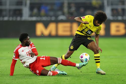 Alphonso Davies (stânga), în duel cu Karim Adeyemi la Dortmund - Bayern 0-4 // Foto: Guliver/GettyImages