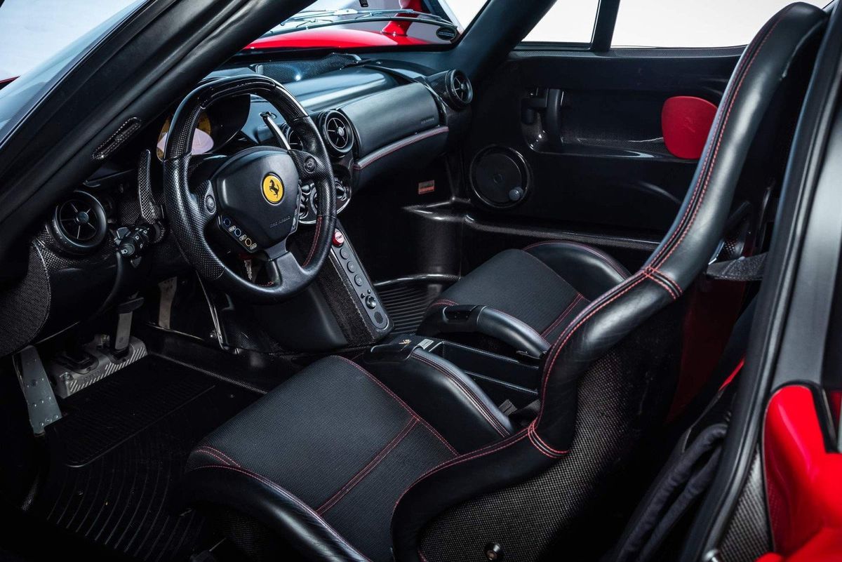 Ferrari Enzo, ediție limitată semnată de piloții Michael Schumacher și Rubens Barrichello