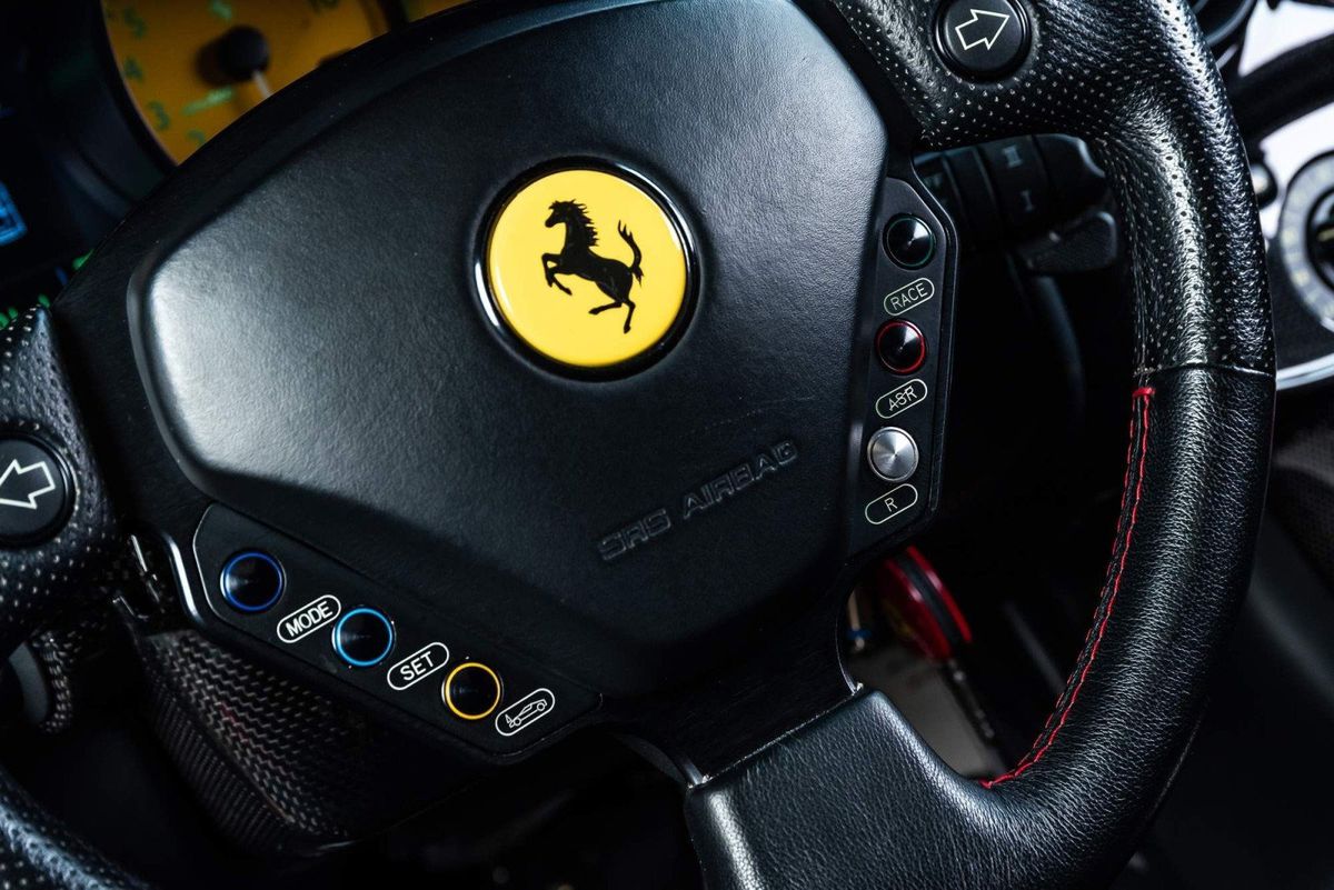 Ferrari Enzo, ediție limitată semnată de piloții Michael Schumacher și Rubens Barrichello