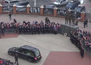 Marele Bobby Charlton a fost condus pe ultimul drum de mii de fani la stadionul Old Trafford
